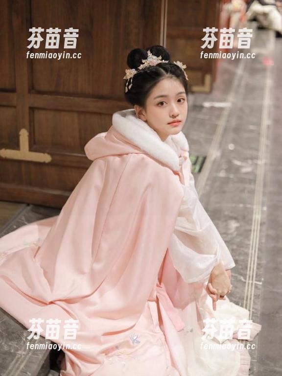 在全套图集中发现Min.E (민이)LeeheeExpress–LEHF的无限可能与风情.txt